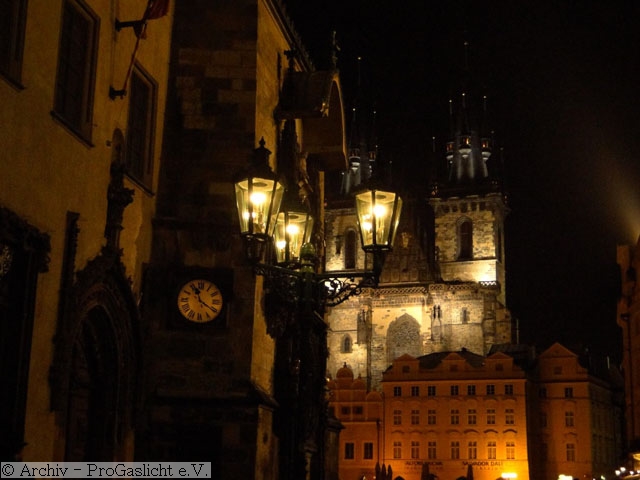 Dreiarmiger Gaskandelaber am Altstdter Rathaus